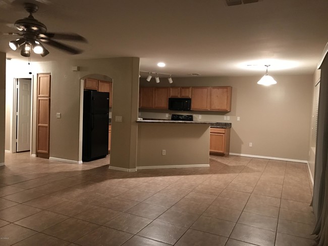 Foto del edificio - 1152 E Lakeview Dr