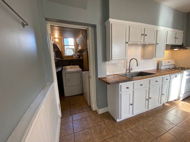 Building Photo - WE HAVE A CUTE & CLASSY RENTAL ON 16TH!