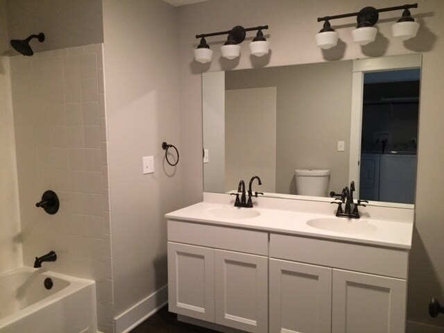Foto del edificio - ATTENTION STUDENTS: 4 BEDROOM DOWNTOWN APA...