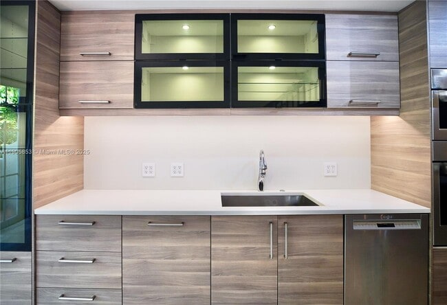 Building Photo - 615 Santander Ave