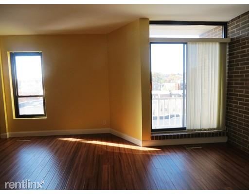 Building Photo - 1856 Beacon St