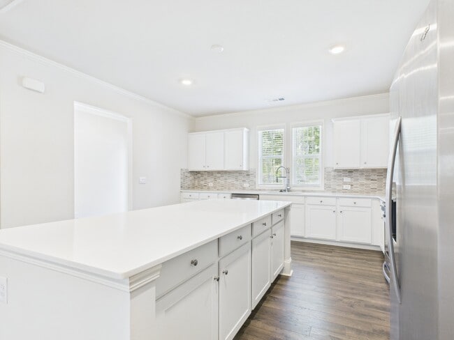 Building Photo - 3 Bed, 3.5 Bath, Finished Basement room, 2 car garage, walkable to Woodstock Middle and High scho...