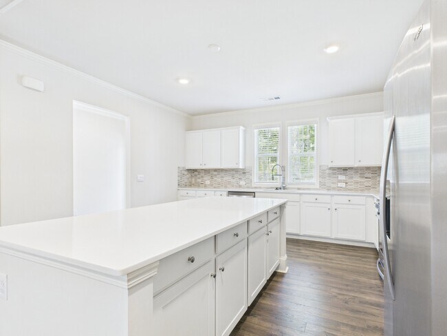 Foto del edificio - 3 Bed, 3.5 Bath, Finished Basement room, 2 car garage, walkable to Woodstock Middle and High scho...