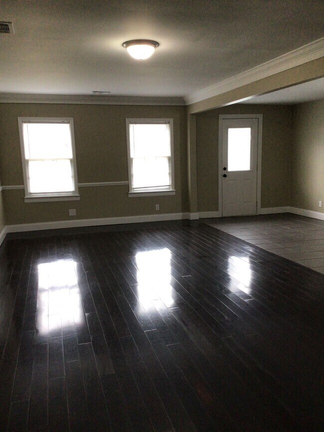 Building Photo - Newly Remodeled Smart Home. Self-Tour Today!