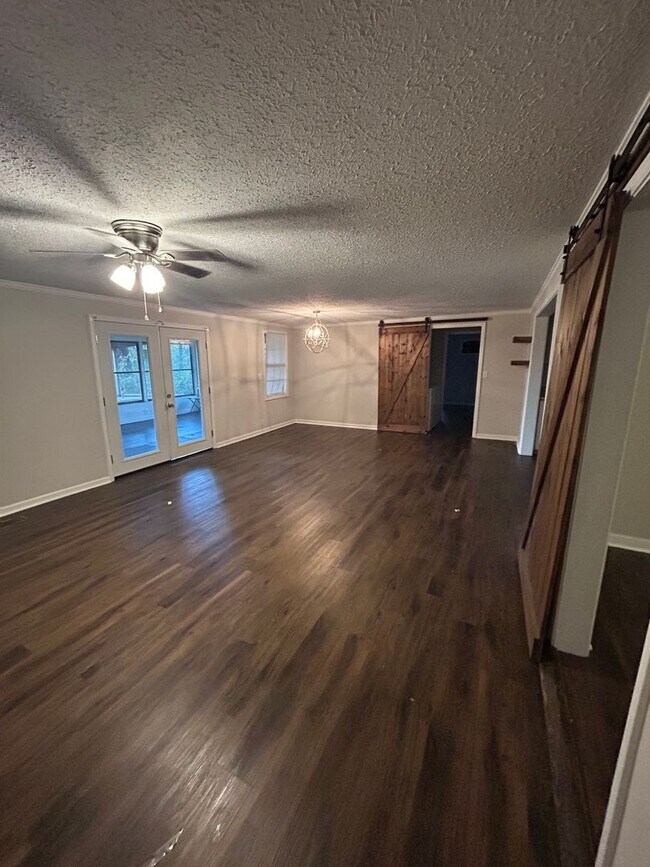 Building Photo - Beautiful 3 bedroom 2 bath home