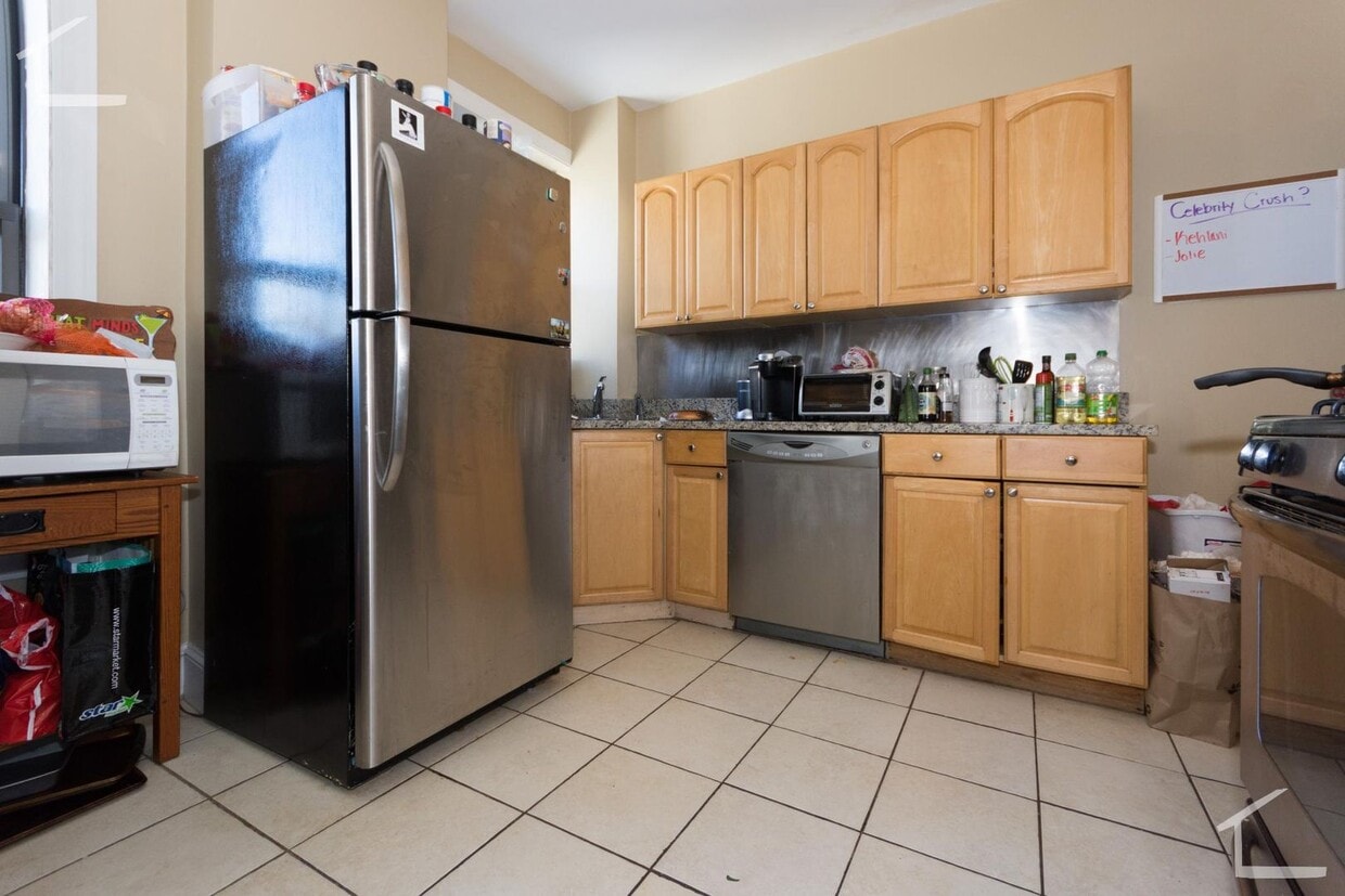 Avl 9/1! Spacious 4BR/2BA in Allston w/central AC, large bedrooms! - Avl 9/1! Spacious 4BR/2BA in Allston w/cen...