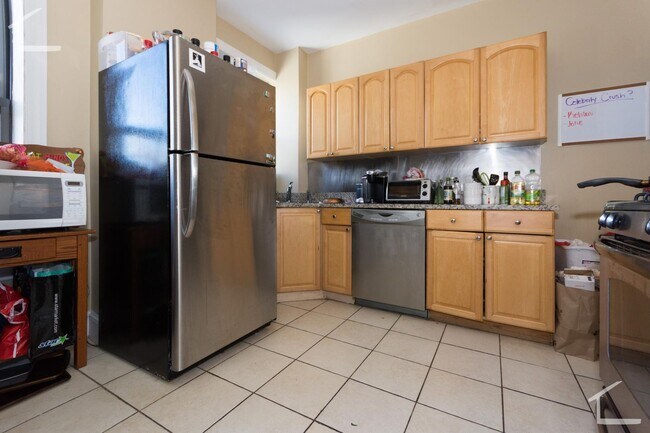 Building Photo - Beautiful 4 bed apartment