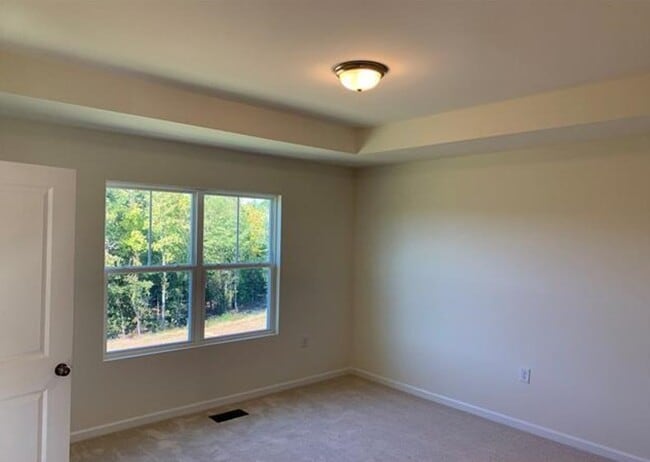 Building Photo - 404 Skymont Dr