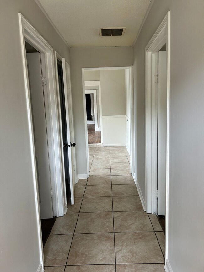 Building Photo - 4 BR 2 bath