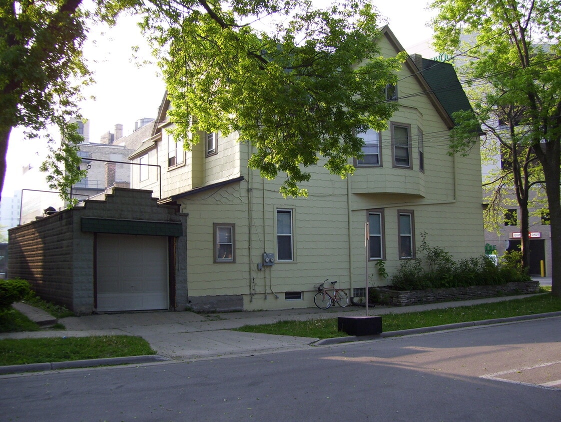 Primary Photo - 2407 N Farwell Ave