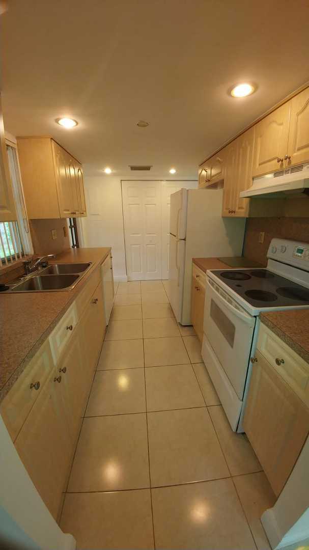 Foto del edificio - Beautiful Renovated 3/1 | Limited-Time Lab...