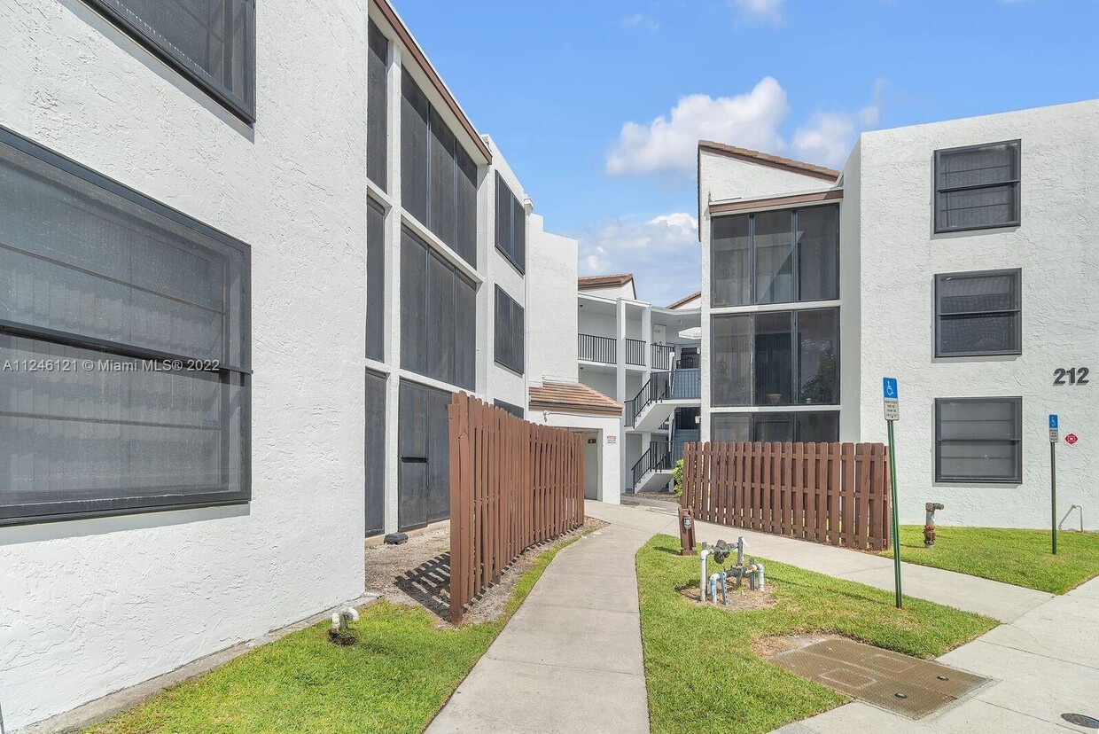 212 Lake Pointe Drive 314 Oakland Park Fl... - 212  Lake Pointe Drive 314 Oakland Park Fl...