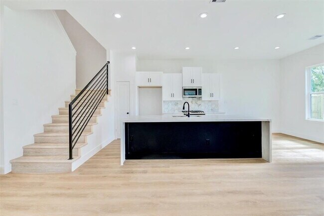 Foto del edificio - "Charming 3-Bed Oasis with 2.5 Baths & 1,707 Sq Ft in Houston's Heart!"