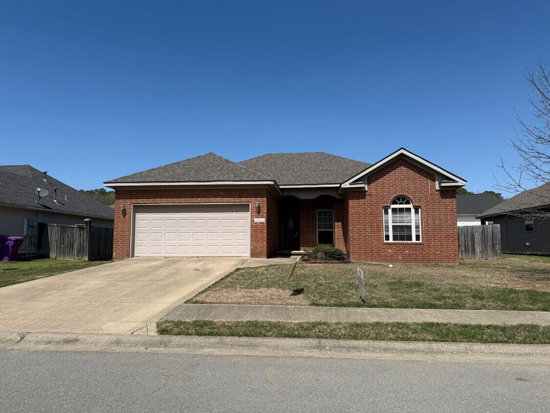 Primary Photo - 1645 White Oak Cir