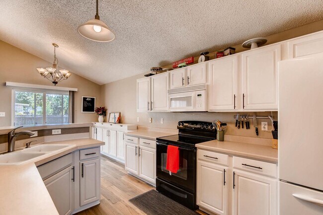 Foto del edificio - Spacious 4BD, 2.5BA Home in River Run with...