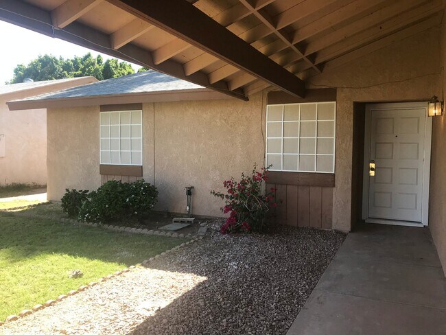 Foto del edificio - Pool home in the Crane area