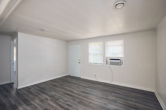 Foto del edificio - 2553-2555 Lloyd Rd