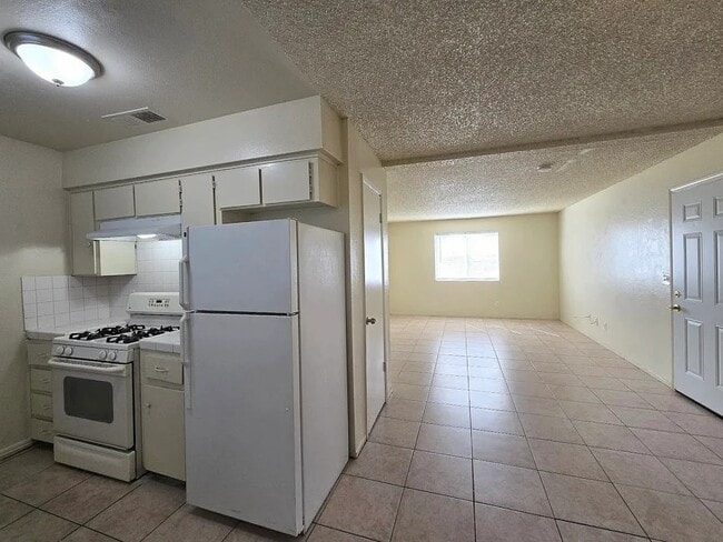 Building Photo - 2553 S Holloway Ave