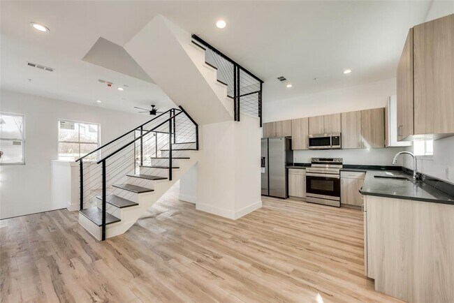 Foto del edificio - 904 E 7th St