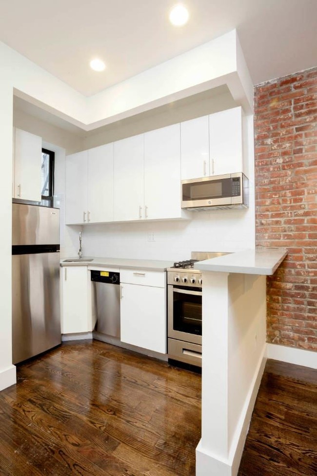 Building Photo - 207 8TH Ave