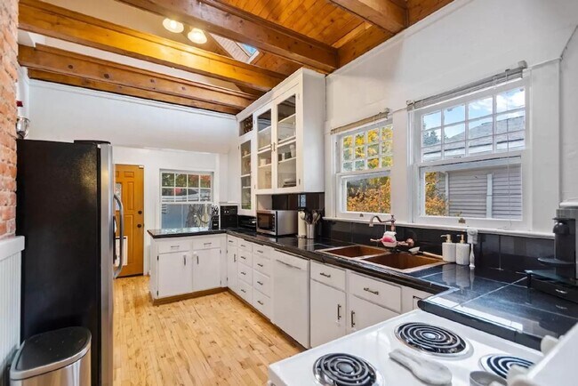 Foto del edificio - Welcome to this charming craftsman home ne...