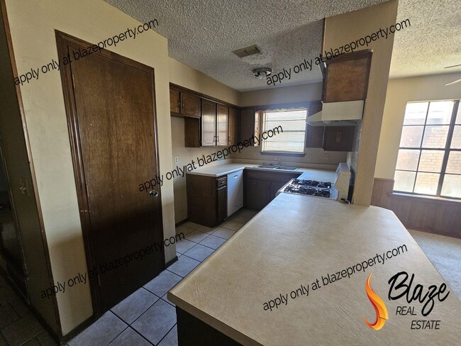 Foto del edificio - 3 bed 2 bath home with attached garage