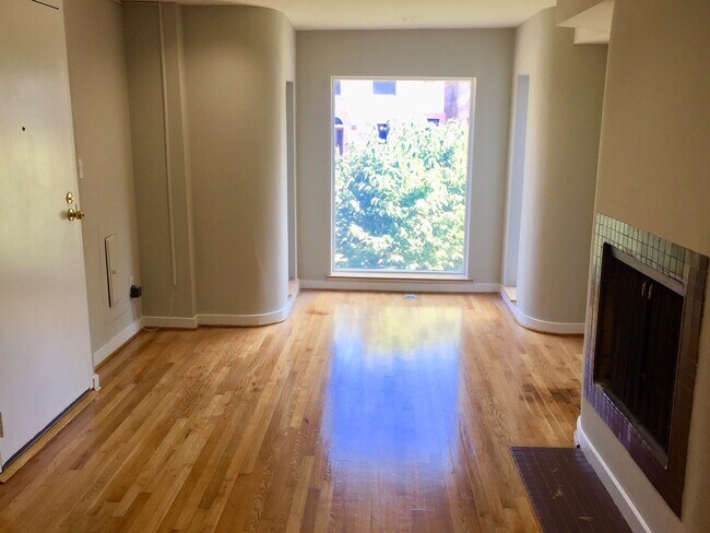 Building Photo - LARGE 2 Bed 2 Bath Condo on the Second Lev...