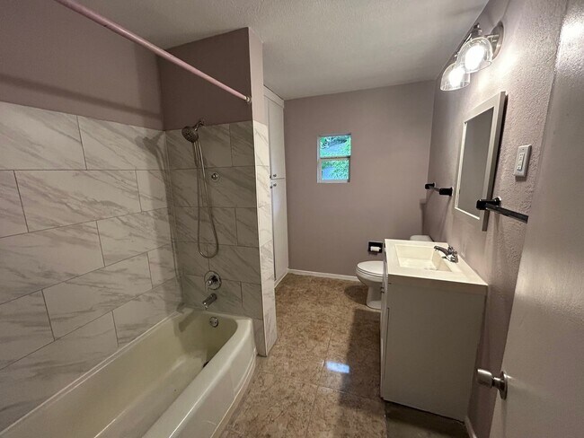 Foto del edificio - Cozy 3 bedroom, 1 bath for rent near downtown, pet friendly!