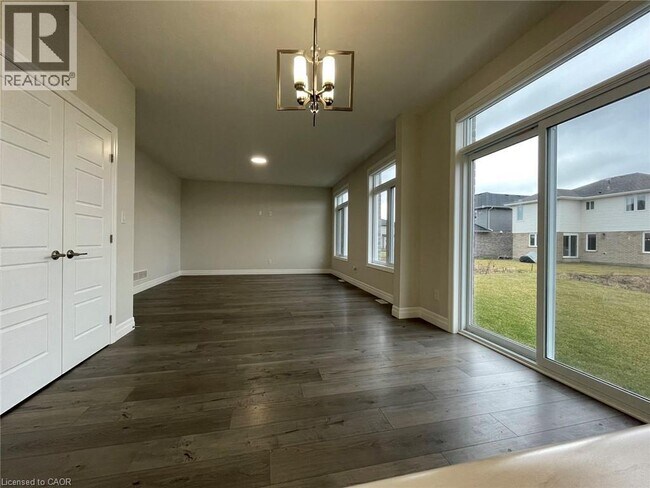 Photo du bâtiment - 131 Aspen Pkwy
