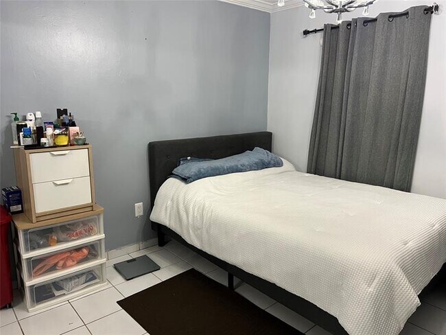 Foto del edificio - 6820 W Flagler St