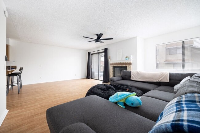 Building Photo - Amazing 3-Story Townhouse in Chulva Vista!