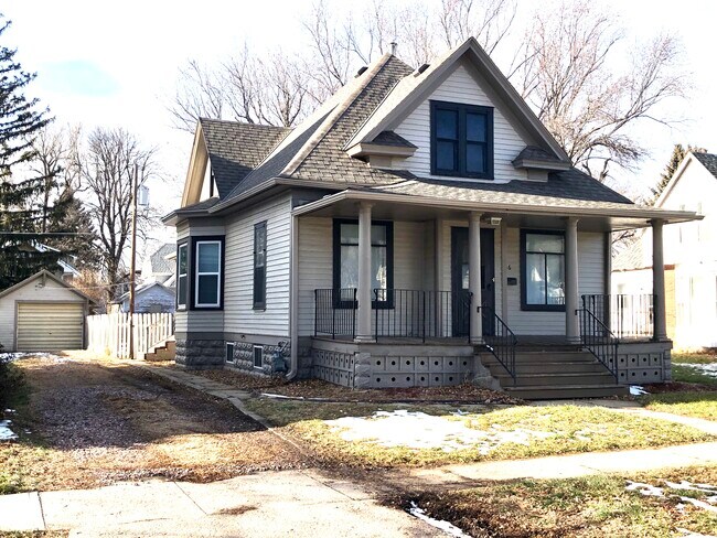 Building Photo - 506 S 8th St