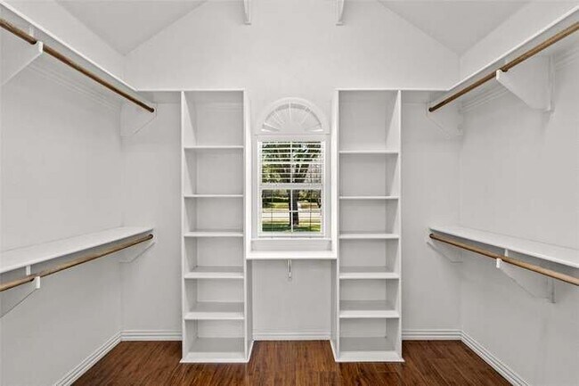 Foto del edificio - 7033 Ridge Crest Dr