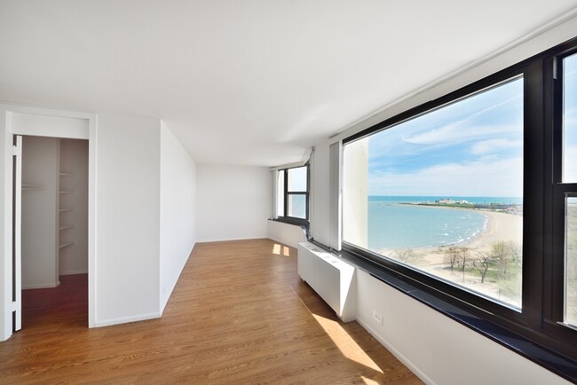 Foto del edificio - 7447 S South Shore Dr