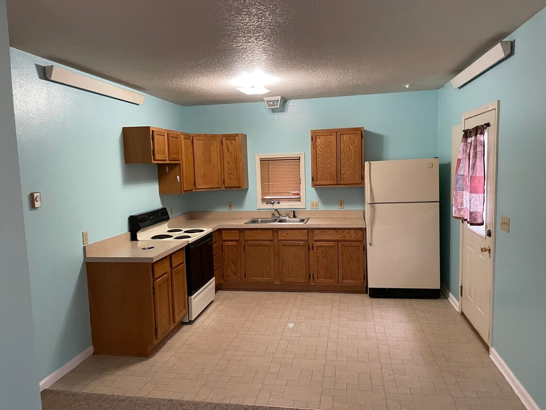 Building Photo - 602 Maple