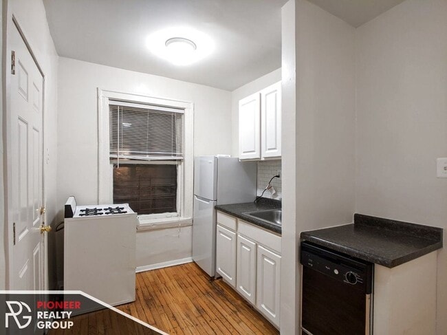 Building Photo - 837 W Cornelia Ave