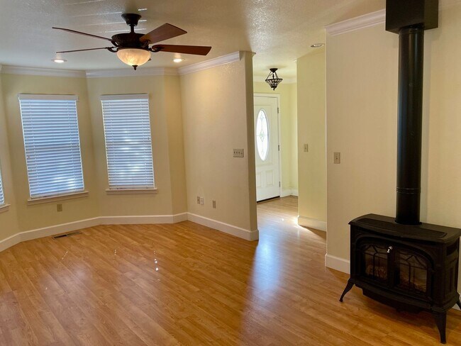 Building Photo - Spacious 3 Bedroom 2 Bath Home in Monterey