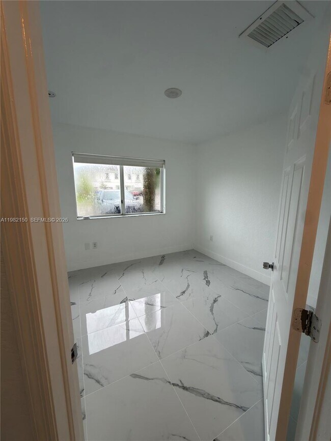 Foto del edificio - 689 NW 6th St