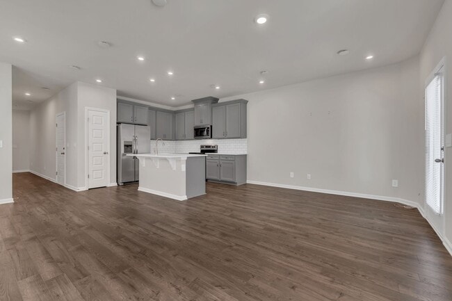 Building Photo - 3 bed/2.5 bath townhome in Tulip Hills wit...