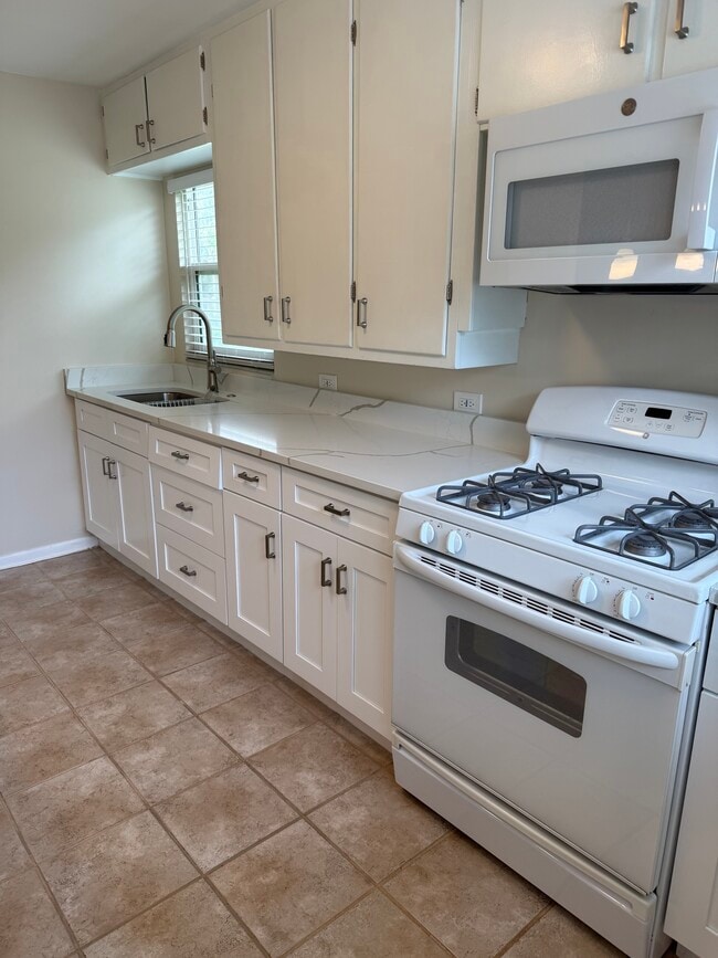 Kitchen - 701 Oak Ave