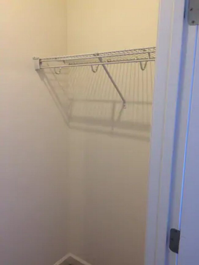 Vestidor en el segundo dormitorio - 412A McClellan Ave