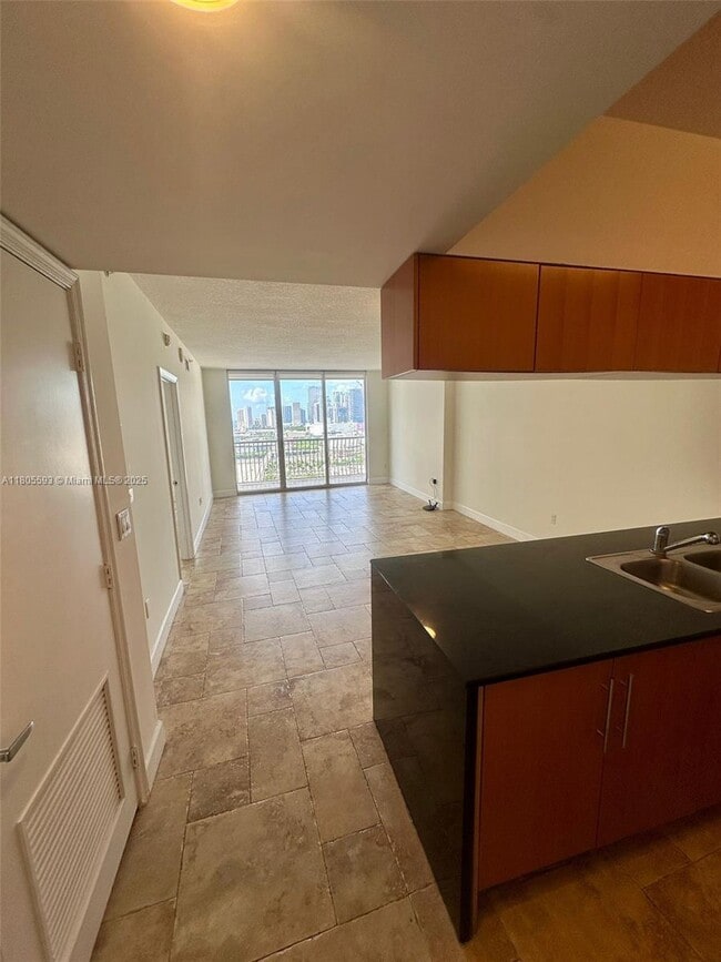 Building Photo - 1750 N Bayshore Dr