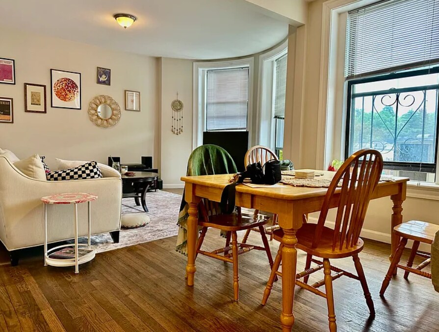 Foto principal - 1942 Beacon St