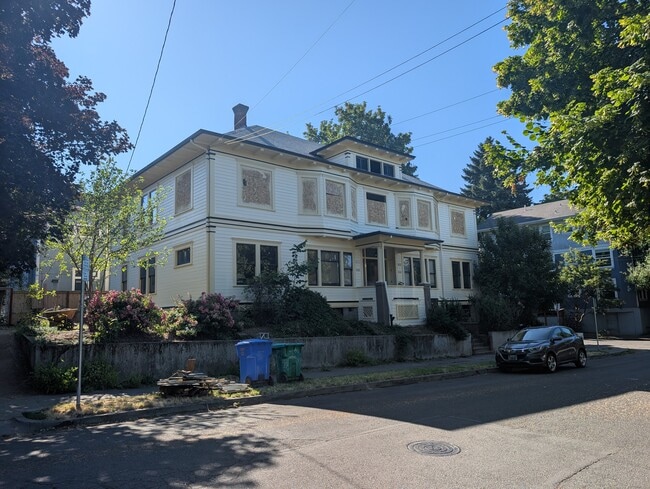 Building Photo - 1036 SE 13th Ave
