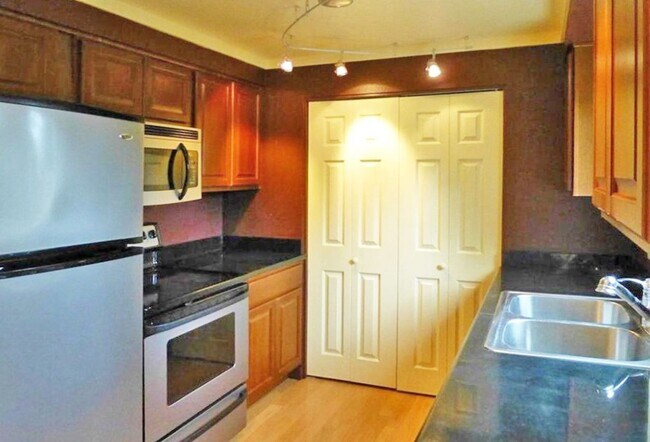 Building Photo - Lovely and Perfectly Located 2 Bedroom!