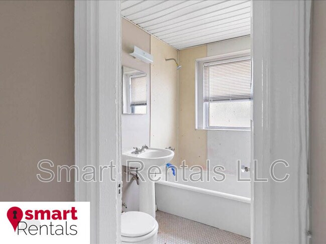 Foto del edificio - 807 Clara Ave