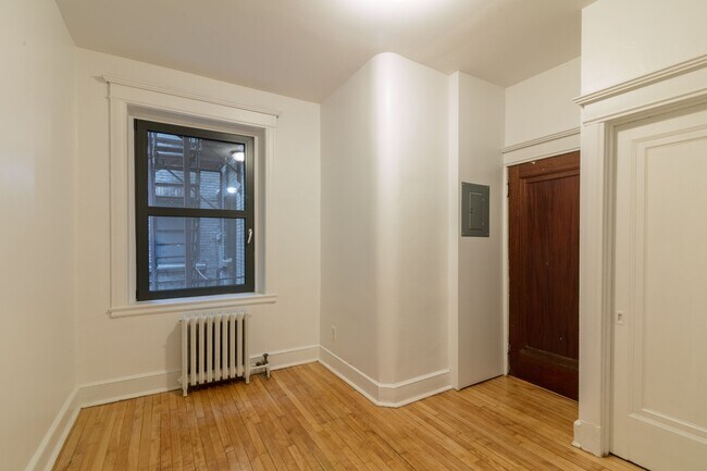 Building Photo - 2050 Av. Claremont