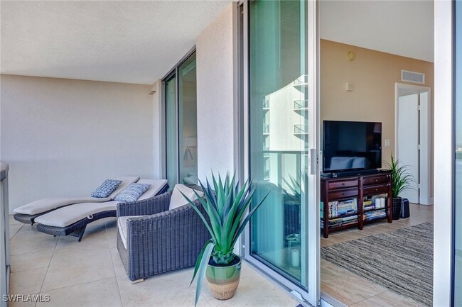 Foto del edificio - 3000 Oasis Grand Blvd