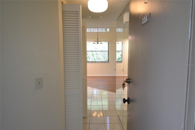 Foto del edificio - 226 Woodlake Wynde