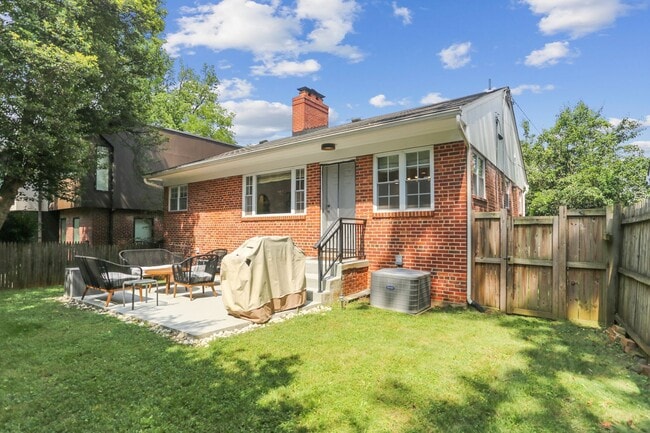 Building Photo - Lovely 3br/3ba home minutes from Downtown ...